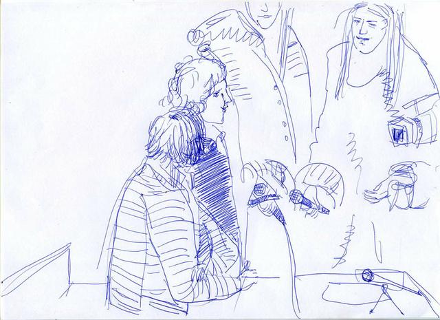 В перерыве у активистов, жителей дома, берут интервью.